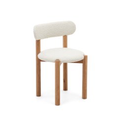 Nebai-stoel in witte schapenvacht en massief eikenhouten structuur met een natuurlijke afwerking