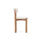 Chaise Nebai en bouclette blanche et structure en bois de chêne avec finition naturelle