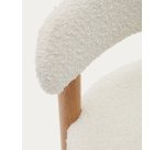 Chaise Nebai en bouclette blanche et structure en bois de chêne avec finition naturelle