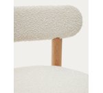 Chaise Nebai en bouclette blanche et structure en bois de chêne avec finition naturelle