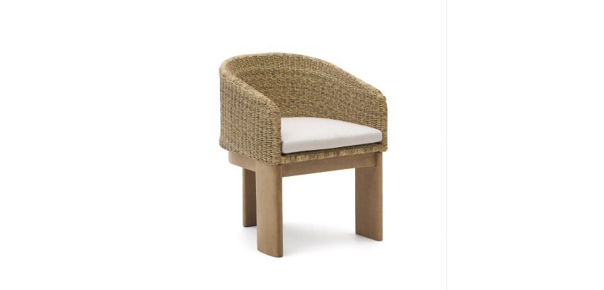 Stuhl Xoriguer aus synthetischem Rattan und Eukalyptusholz.