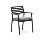 Silla de exterior Bona aluminio con acabado negro y reposabrazos de madera maciza de teca
