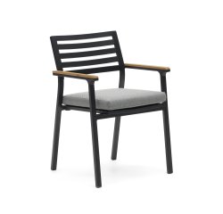 Silla de exterior Bona aluminio con acabado negro y reposabrazos de madera maciza de teca
