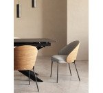 Chaise Eamy gris clair placage de frêne naturel et métal finition noire