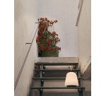 Lampe de table Udiya en polyéthylène et métal avec finition noire