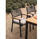 Silla de exterior Bona aluminio con acabado negro y reposabrazos de madera maciza de teca