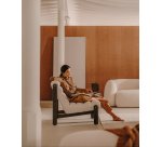 Fauteuil Magira à bouclette blanc et en bois de chêne avec finition foncée