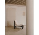 Fauteuil Magira à bouclette blanc et en bois de chêne avec finition foncée