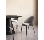 Silla Eamy gris claro chapado en fresno con acabado negro y metal con acabado negro