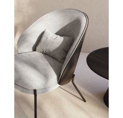 Fauteuil Eamy gris clair placage de frêne finition noire et métal noir