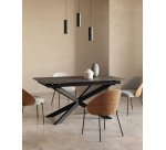 Chaise Eamy gris clair placage de frêne naturel et métal finition noire