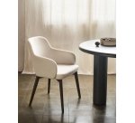 Chaise Nelida en tissu chenille beige et bois de hêtre, finition noyer