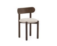 Stuhl Nebai aus braunem Chenille-Stoff und Eichenholzgestell mit Nussbaum-Finish.