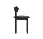 Chaise Nebai en tissu chenille noir et structure en bois de chêne finition noire