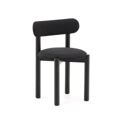 Stuhl Nebai aus schwarzem Chenille-Stoff und Gestell aus Eichenholz mit schwarzer Oberflächenveredelung.