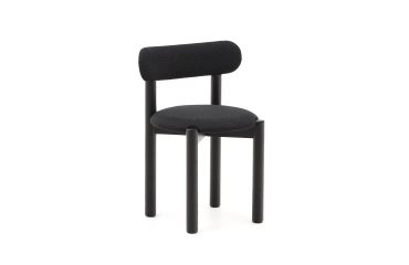Chaise Nebai en tissu chenille noir et structure en bois de chêne finition noire