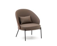 Sillón Eamy de piel sintética marrón, chapado en fresno con acabado nogal y metal negro