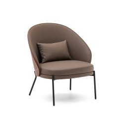 Sillón Eamy de piel sintética marrón, chapado en fresno con acabado nogal y metal negro