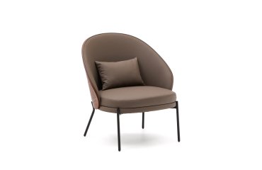 Sillón Eamy de piel sintética marrón, chapado en fresno con acabado nogal y metal negro