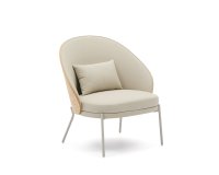 Sillón Eamy de piel sintética beige, chapado en fresno con acabado natural y metal beige