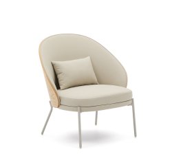 Sillón Eamy de piel sintética beige, chapado en fresno con acabado natural y metal beige