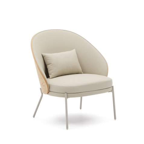 Eamy fauteuil in bruin kunstleer, essenfineer en afwerking in naturel en beige metaal.