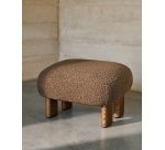 Repose-pieds Nema tissu bouclette taupe pieds en bois frêne finition noyer 66,5 x 56,5 cm