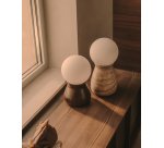 Lampe de table Okeni en travertin et verre