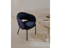 Chaise Maina en chenille épaisse bleue et pieds en acier finition bleue