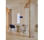 Chaise Maina en chenille épaisse bleue et pieds en acier finition bleue
