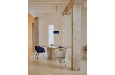 Sedia Maina in ciniglia spessa blu e gambe in acciaio con finitura blu