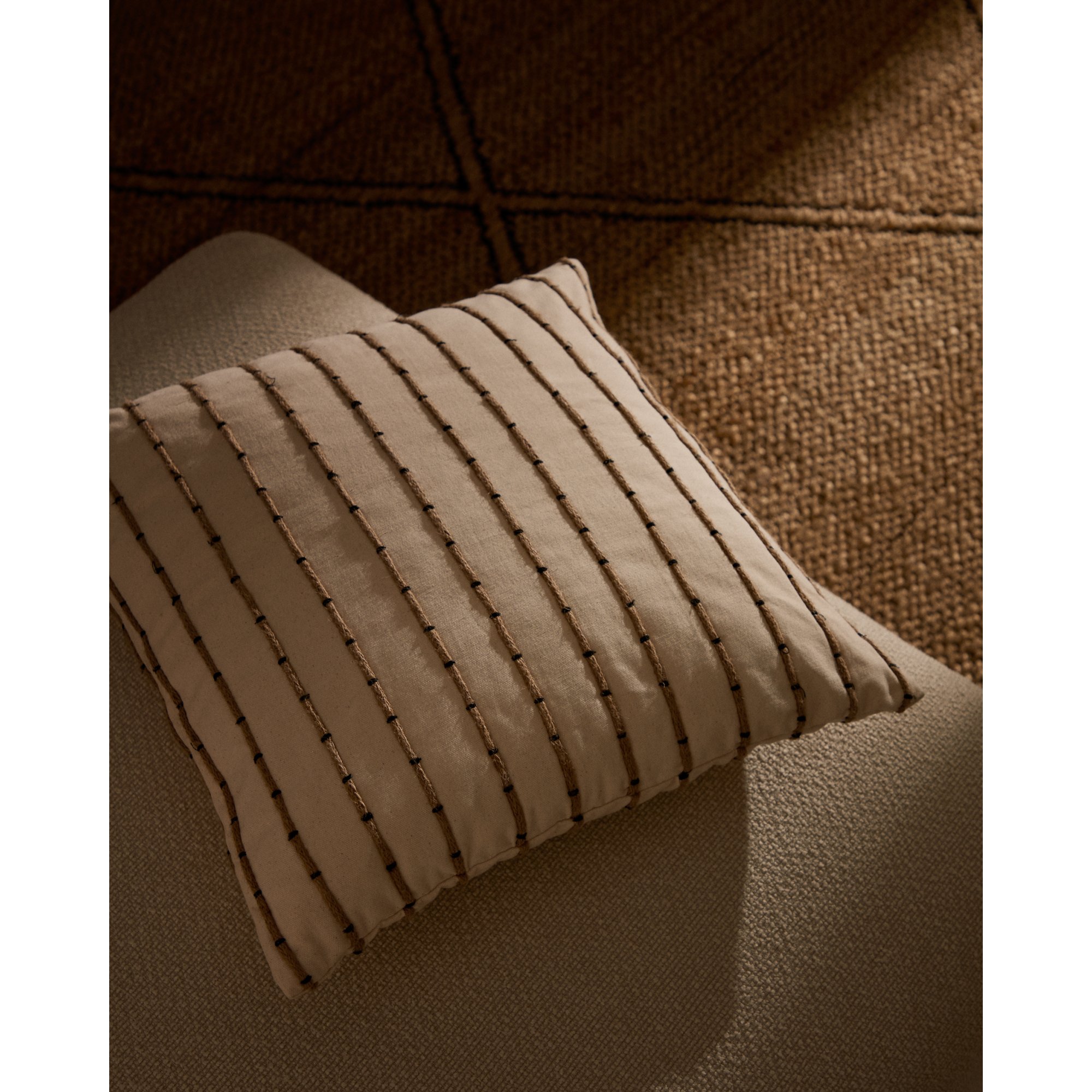 Housse de coussin Auila 100% coton avec broderie en jute 45 x 45 cm