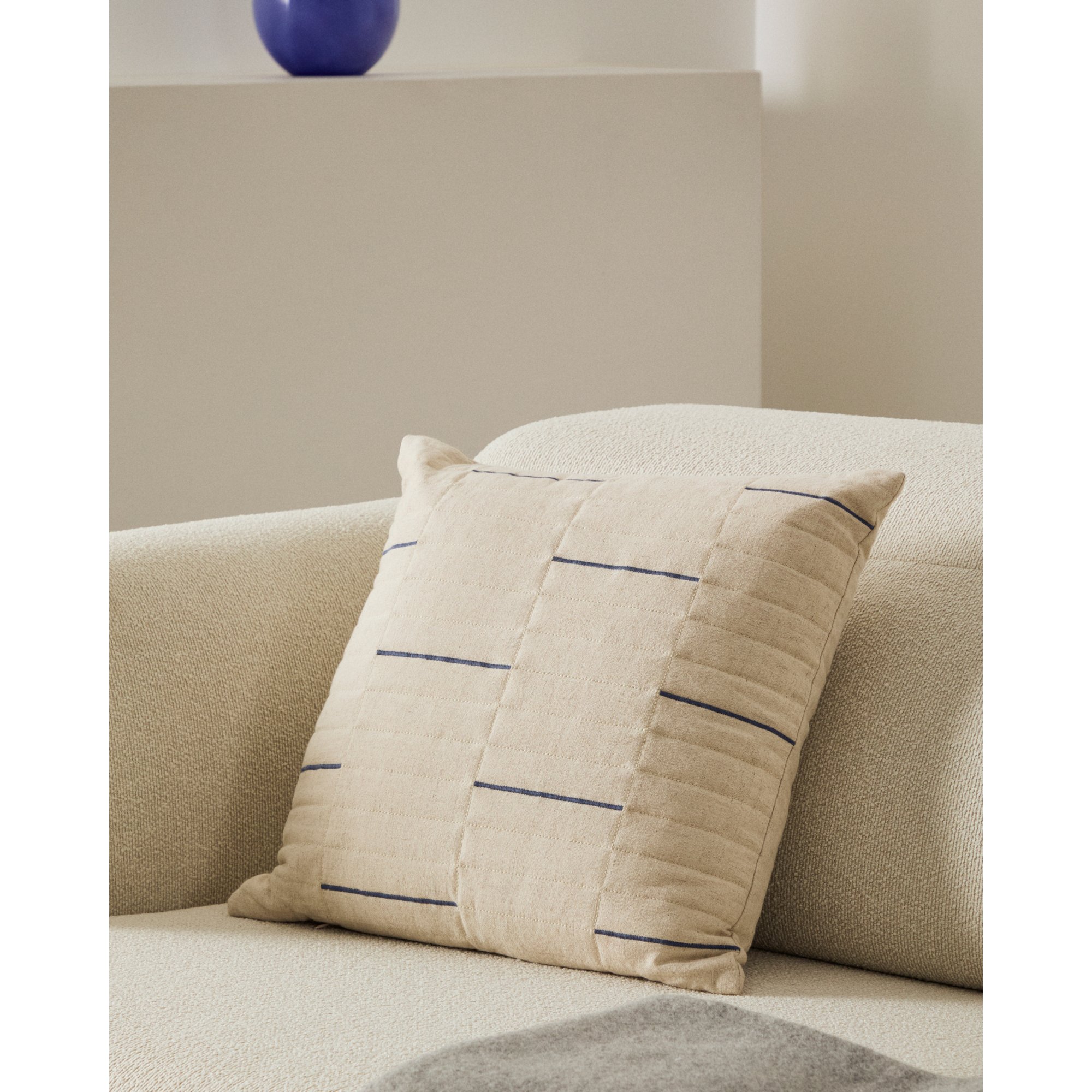 DE_Housse de coussin Blaina en coton et lin blanc avec détail brodé bleu 45 x 45 cm