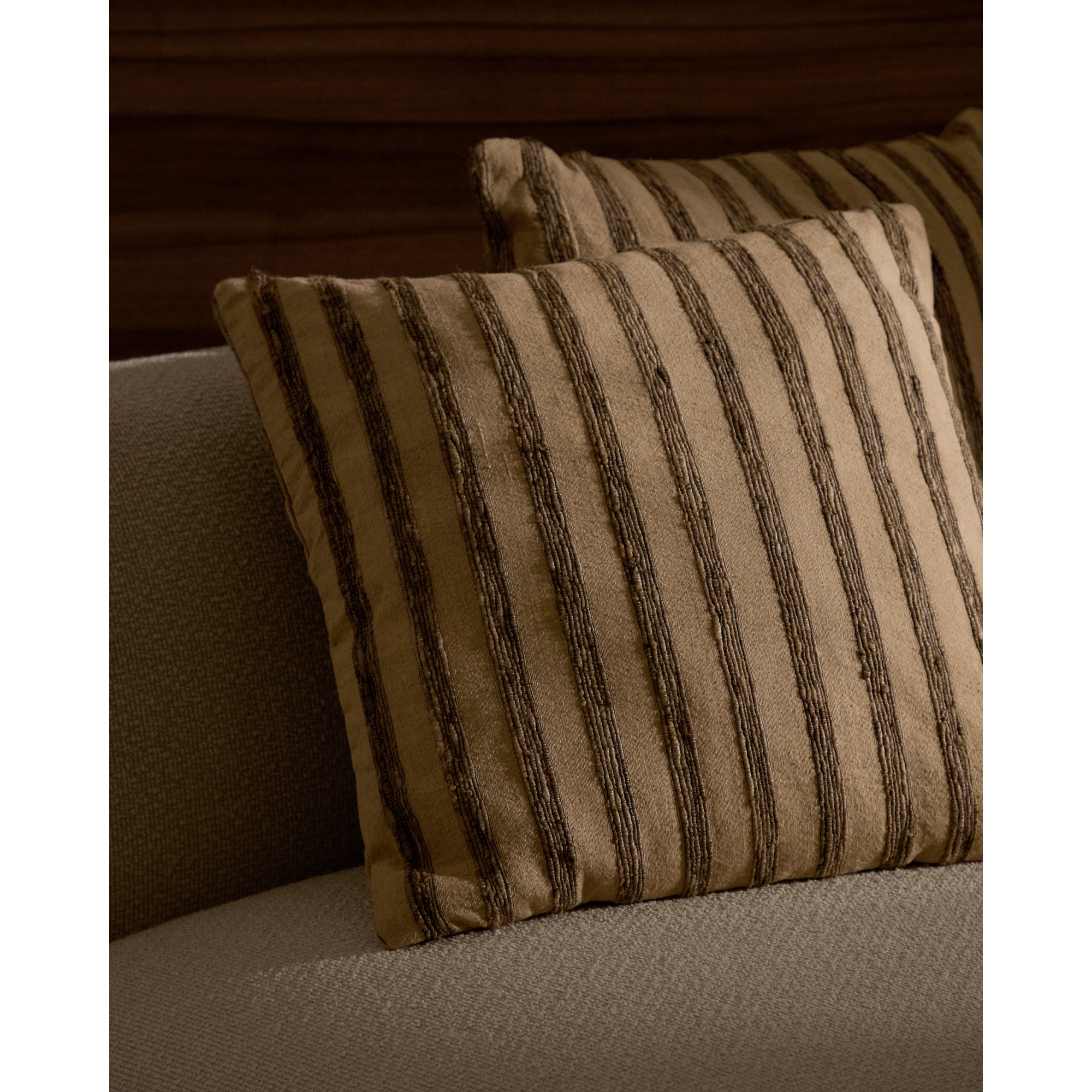 Housse de coussin Enara en soie et coton à rayures beige et marron 45 x 45 cm