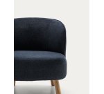 Fauteuil Ulit en tissu chenille bleu-gris et pieds en bois de hêtre finition naturelle.