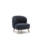 Fauteuil Ulit en tissu chenille bleu-gris et pieds en bois de hêtre finition naturelle.