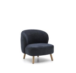 Fauteuil Ulit en tissu chenille bleu-gris et pieds en bois de hêtre finition naturelle.