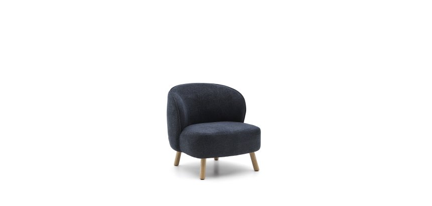 Fauteuil Ulit en tissu chenille bleu-gris et pieds en bois de hêtre finition naturelle.