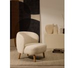 Fauteuil Ulit en tissu effet bouclette blanc et pieds en bois de hêtre finition naturelle