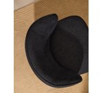 Fauteuil Ulit en tissu chenille bleu-gris et pieds en bois de hêtre finition naturelle.