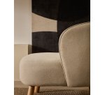 Fauteuil Ulit en tissu chenille beige et pieds en bois de hêtre finition naturelle