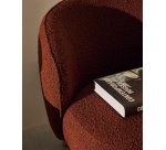 Fauteuil Ulit en tissu effet bouclette terracotta et pieds en bois de hêtre finition naturelle