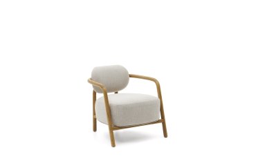 Butaca Melqui beige de madera maciza de roble con acabado natural