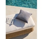 Transat Meria en rotin synthétique et pieds en bois d’acacia FSC 100 %