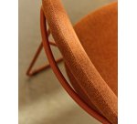 Chaise empilable Meli en chenille terracota et pieds en métal terracota