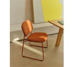 Chaise empilable Meli en chenille terracota et pieds en métal terracota