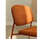 Chaise empilable Meli en chenille terracota et pieds en métal terracota