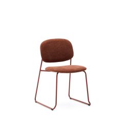 Chaise empilable Meli en chenille terracota et pieds en métal terracota