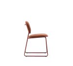 Chaise empilable Meli en chenille terracota et pieds en métal terracota