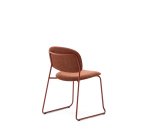 Chaise empilable Meli en chenille terracota et pieds en métal terracota